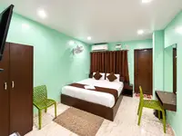 Standard Room with queen-size bed, AC, TV and wardrobe at KEVINS Bed & Breakfast