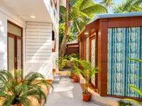 Garden courtyard with potted palms at KEVINS Bed & Breakfast